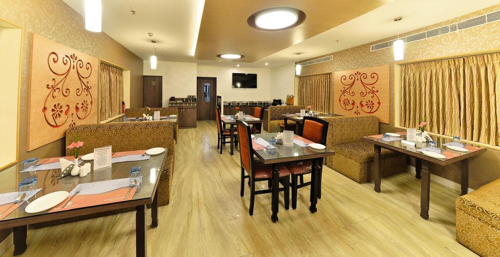 Hotel Gokulam Park Ченай Екстериор снимка