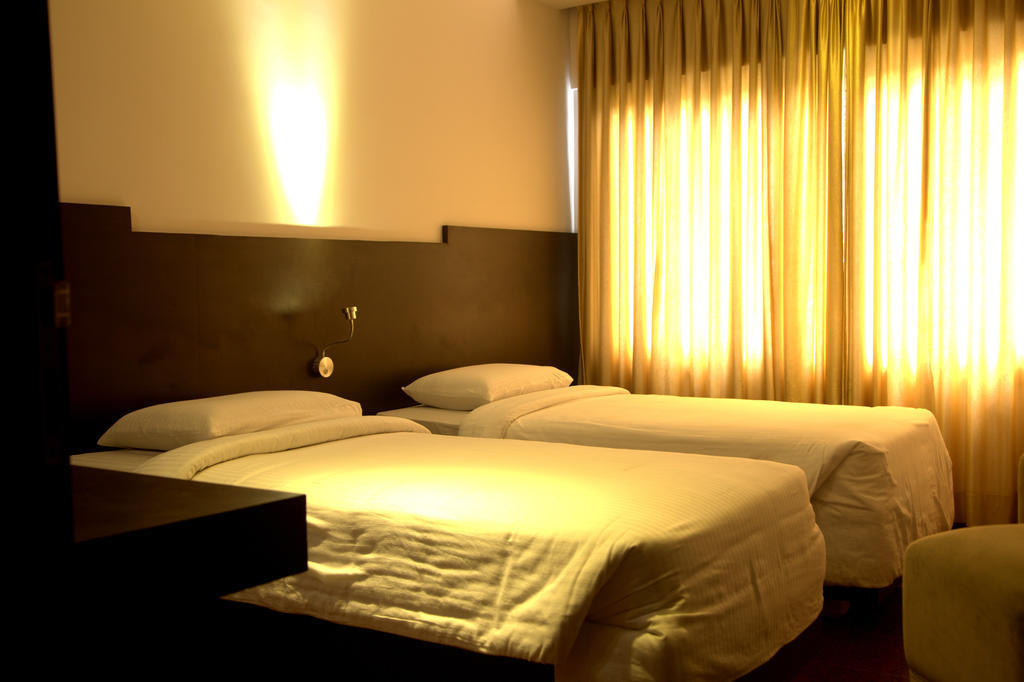 Hotel Gokulam Park Ченай Екстериор снимка